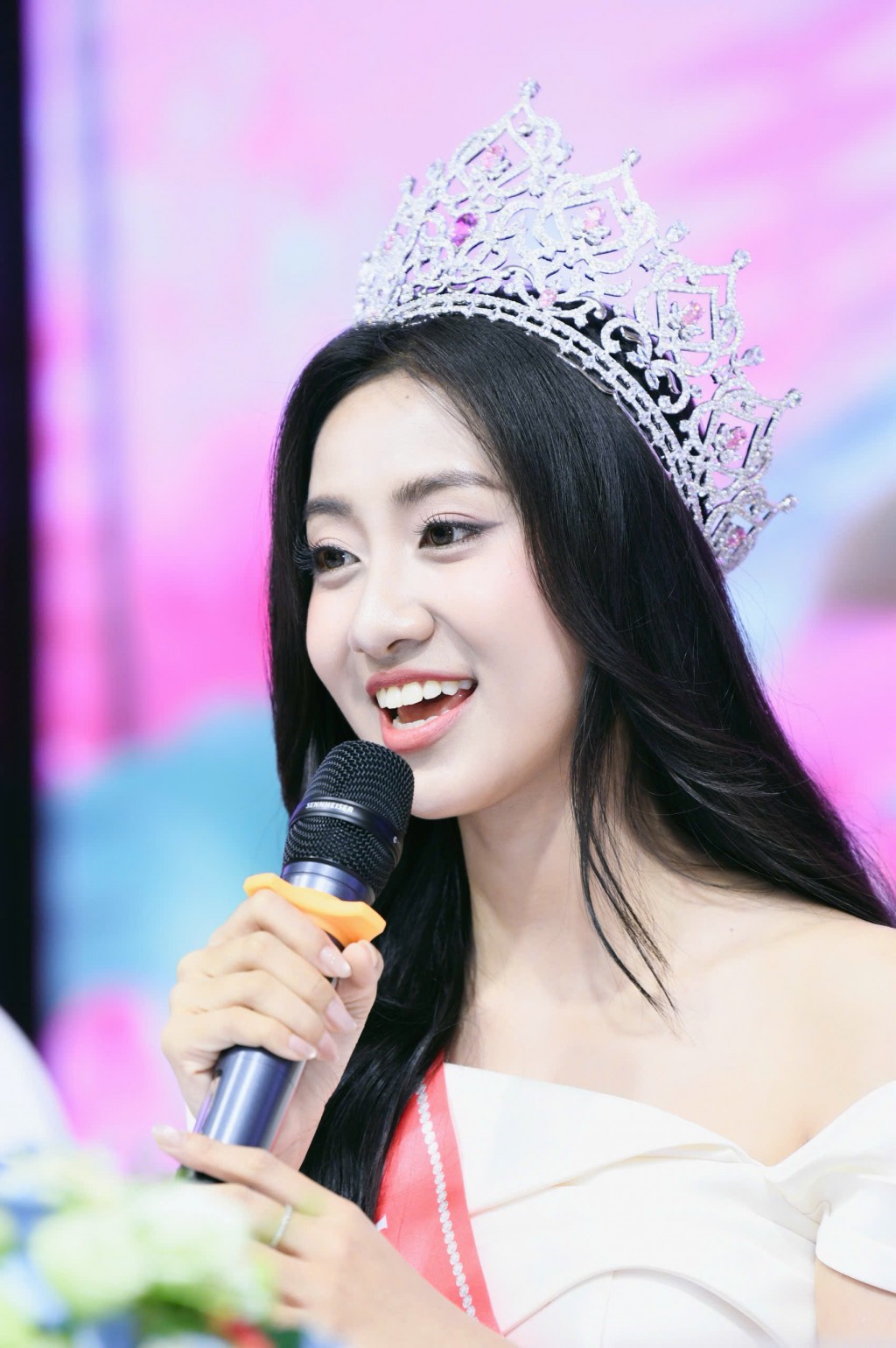 Hoa hậu Hà Trúc Linh giao lưu với báo chí