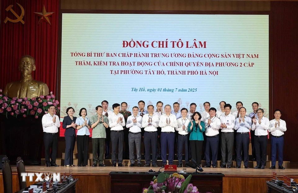 Chiều 1/7, Tổng Bí thư Tô Lâm và đoàn công tác cũng đến thăm, kiểm tra, động viên cán bộ làm việc tại trụ sở UBND phường Tây Hồ. 