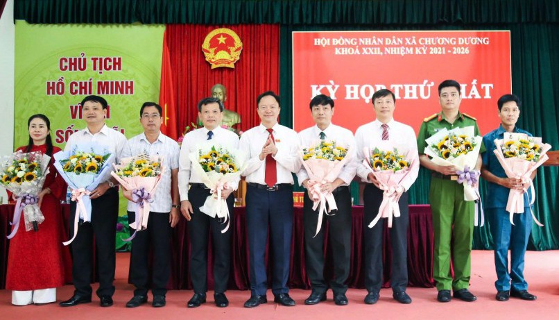 Chúc mừng các đồng chí lãnh đạo UBND, ủy viên UBND xã Chương Dương