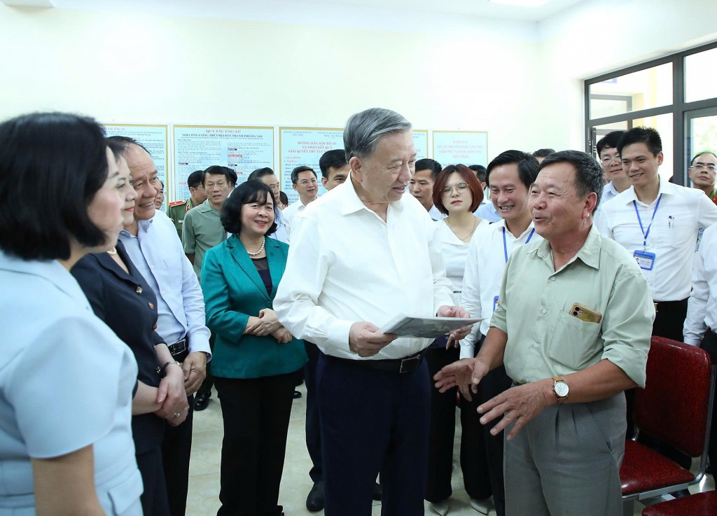 Phấn khởi trước sự đổi mới trong tác phong phục vụ Nhân dân
