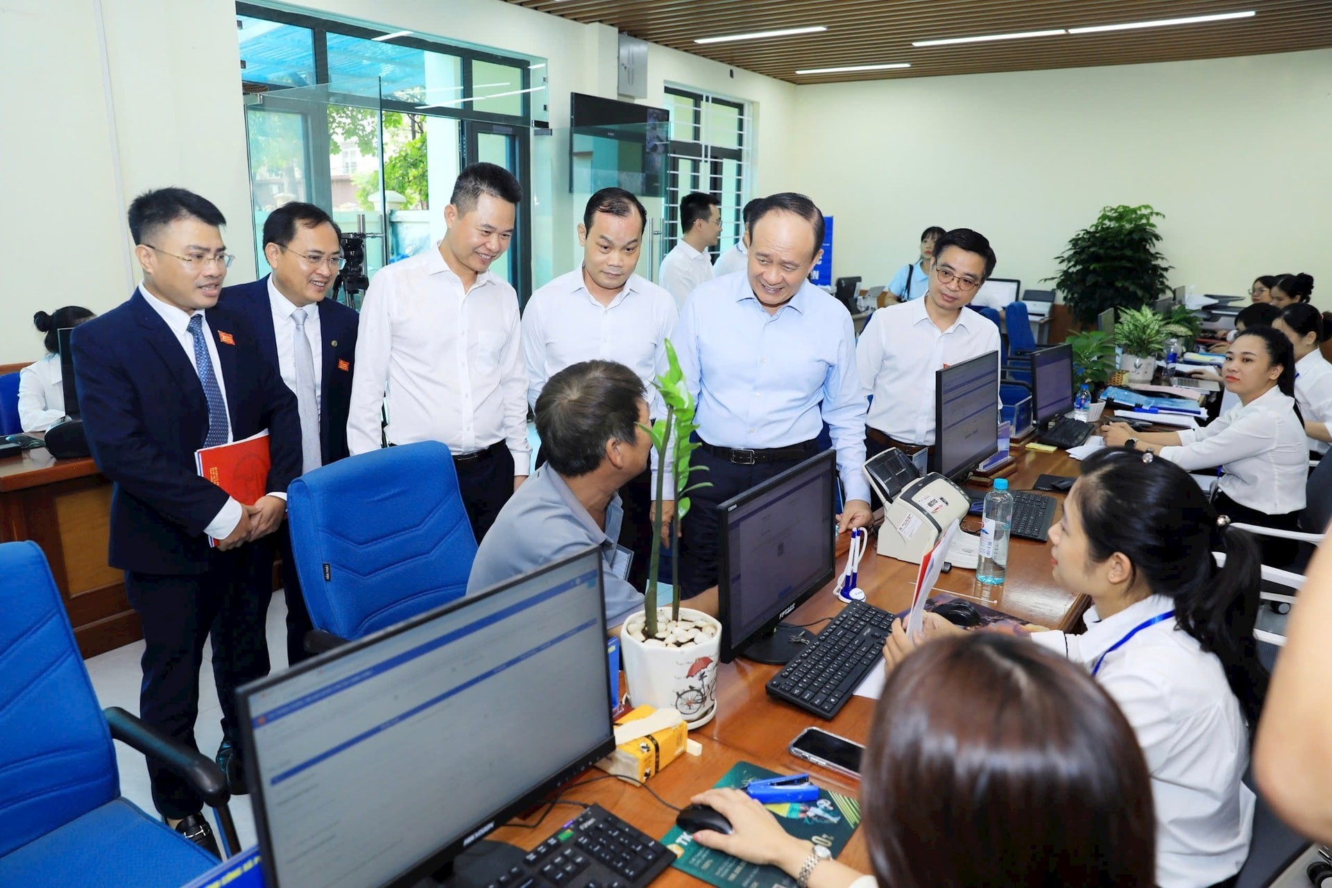 Chủ tịch HĐND thành phố Hà Nội Nguyễn Ngọc Tuấn trò chuyện với người dân tại Điểm Phục vụ hành chính công xã Phú Xuyên. Ảnh: Bảo Vy