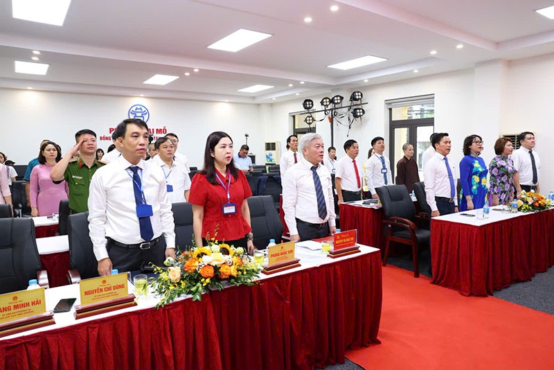 Các đại biểu HĐND phường Đại Mỗ thực hiện nghi thức chào cờ tại Kỳ họp thứ Nhất
