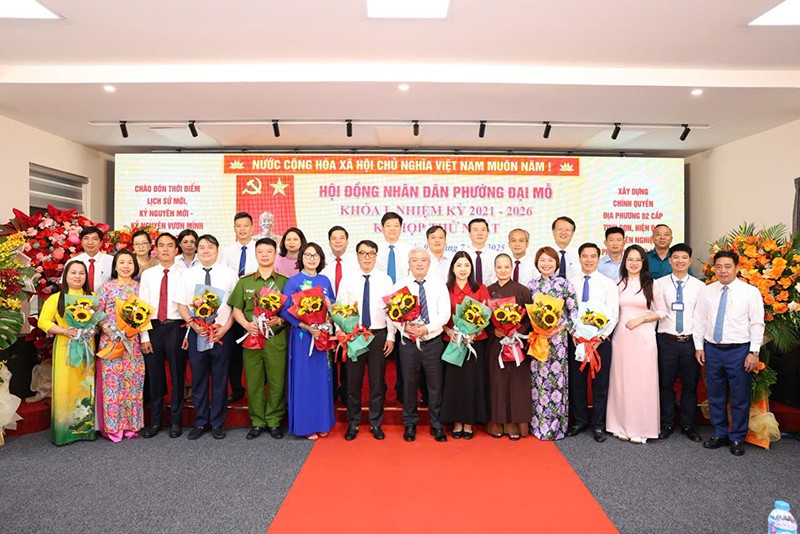 Các đại biểu dự Kỳ họp thứ Nhất HĐND phường Đại Mỗ khoá I, chụp ảnh lưu niệm