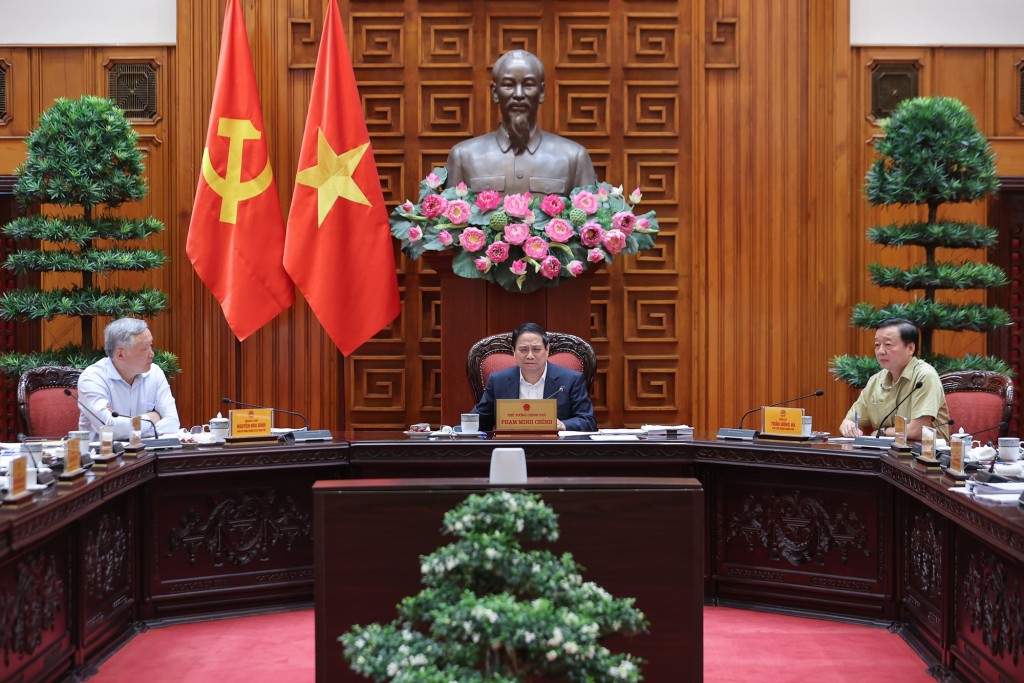 Thủ tướng lưu ý, đẩy mạnh hơn nữa cải cách hành chính, nhất là cắt giảm tối đa thủ tục hành chính rườm rà, tạo thuận lợi, giảm phiền hà, giảm chi phí, thời gian tuân thủ cho người dân và doanh nghiệp - Ảnh: VGP/Nhật Bắc