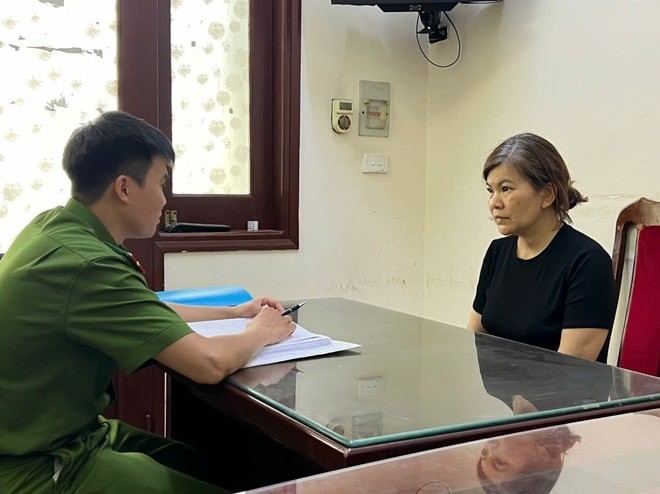 Điều tra viên lấy lời khai của bị can Lục Thị Thanh Bình