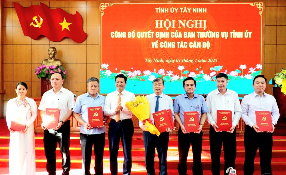 Tỉnh Tây Ninh công bố các quyết định về công tác cán bộ