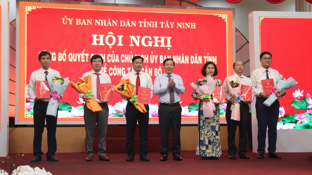 Tỉnh Tây Ninh công bố các quyết định về công tác cán bộ
