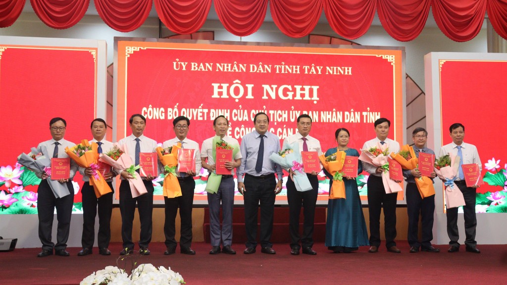 Tỉnh Tây Ninh công bố các quyết định về công tác cán bộ