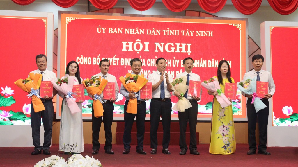 Tỉnh Tây Ninh công bố các quyết định về công tác cán bộ