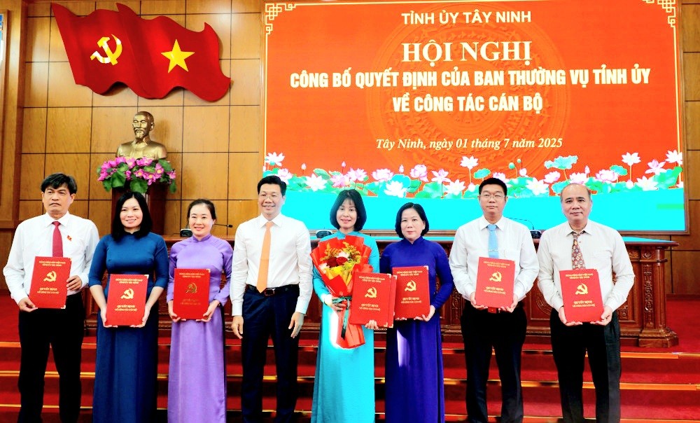 Tỉnh Tây Ninh công bố các quyết định về công tác cán bộ
