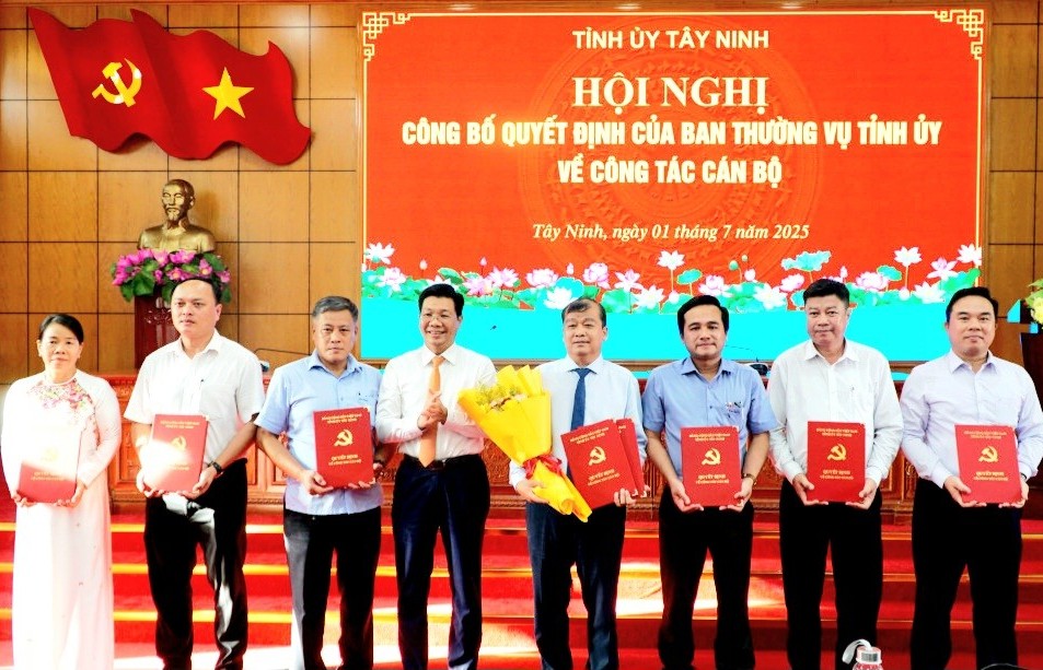 Tỉnh Tây Ninh công bố các quyết định về công tác cán bộ