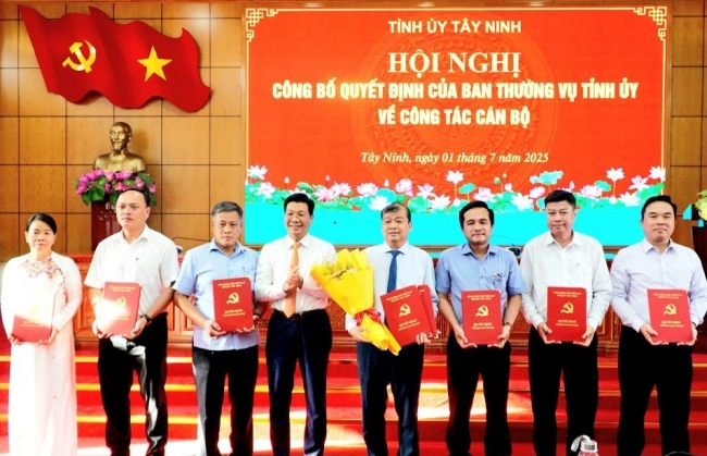 Tỉnh Tây Ninh công bố các quyết định về công tác cán bộ