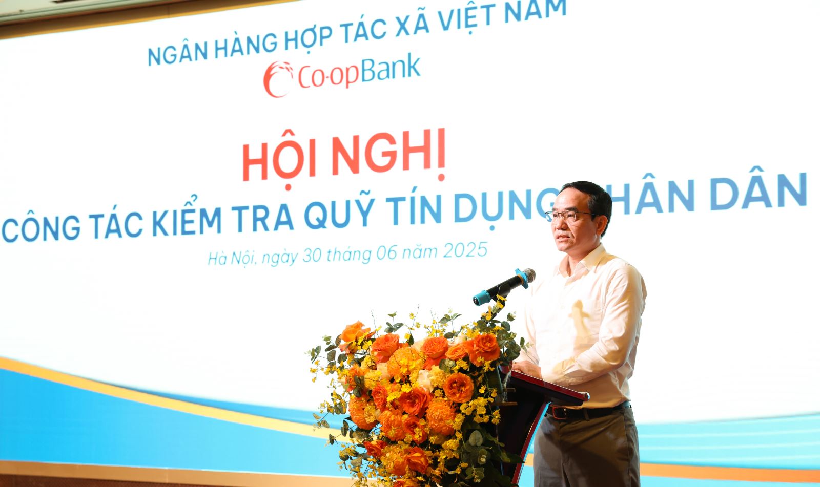 Ông Hoàng Việt Dũng - Phó Cục Trưởng Cục An toàn hệ thống các Tổ chức tín dụng NHNN trình bày bản Dự thảo “Đề án cơ cấu lại tổng thể hệ thống QTDND và Co-opBank giai đoạn 2025 - 2030, định hướng đến 2045” tại Hội nghị