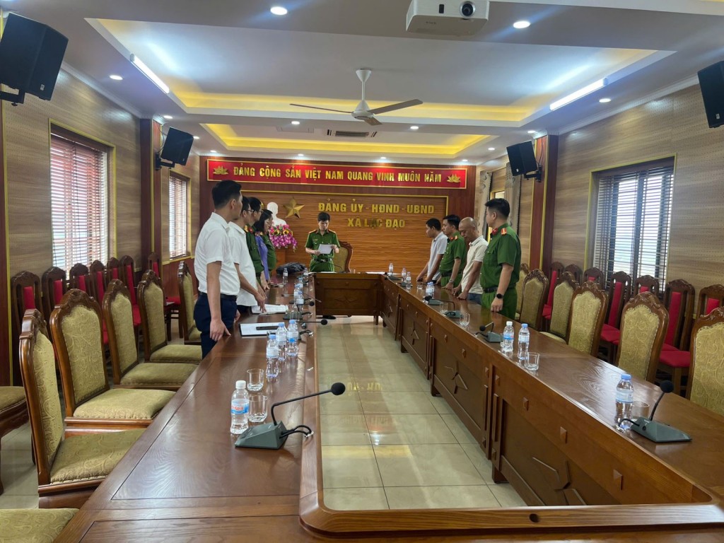 Đại diện Cơ quan cảnh sát điều tra Công an tỉnh Hưng Yên đọc quyết định khởi tố bị can và lệnh bắt bị can để tạm giam đối với 2 đối tượng