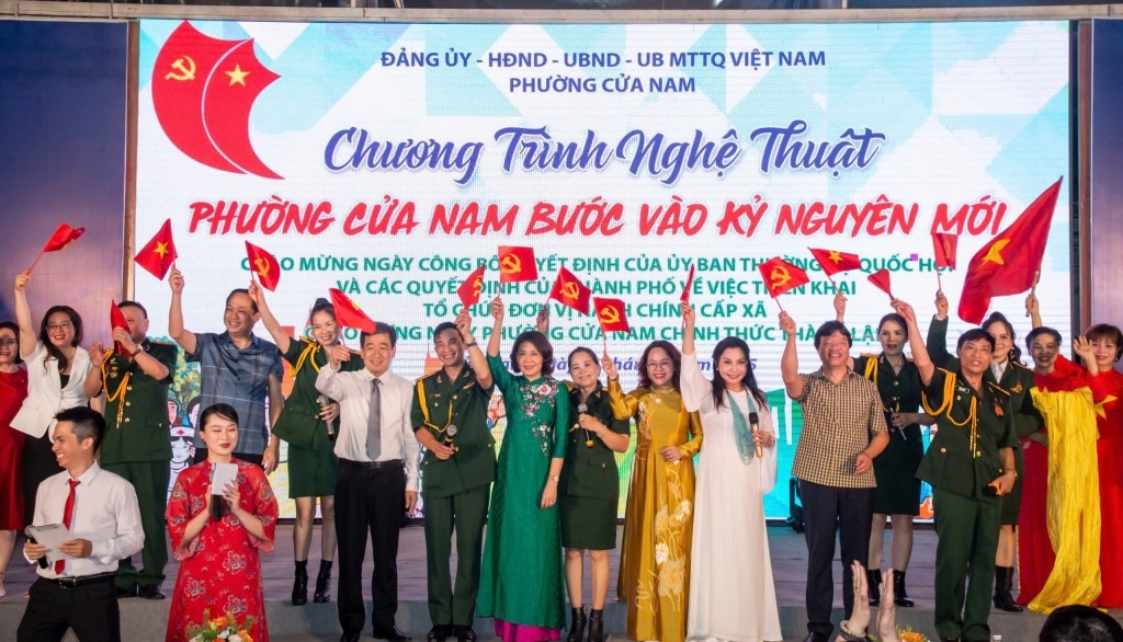 Lãnh đạo phường Cửa Nam và các nghệ sỹ giao lưu tại chương trình.