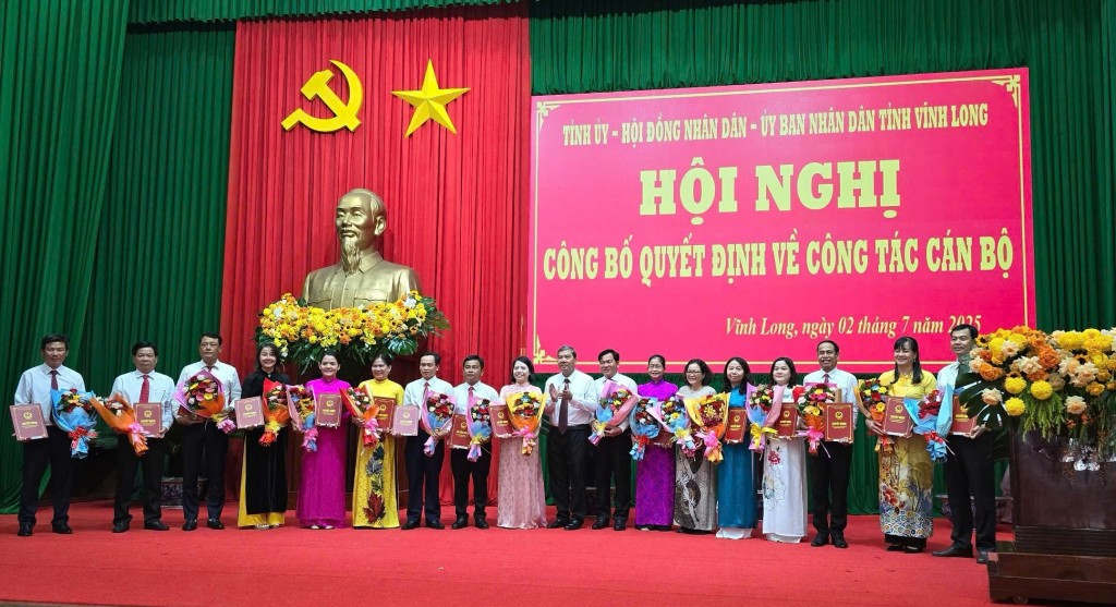 Lãnh đạo tỉnh Vĩnh Long trao quyết định bổ nhiệm Giám đốc, Phó Giám đốc các sở, ngành