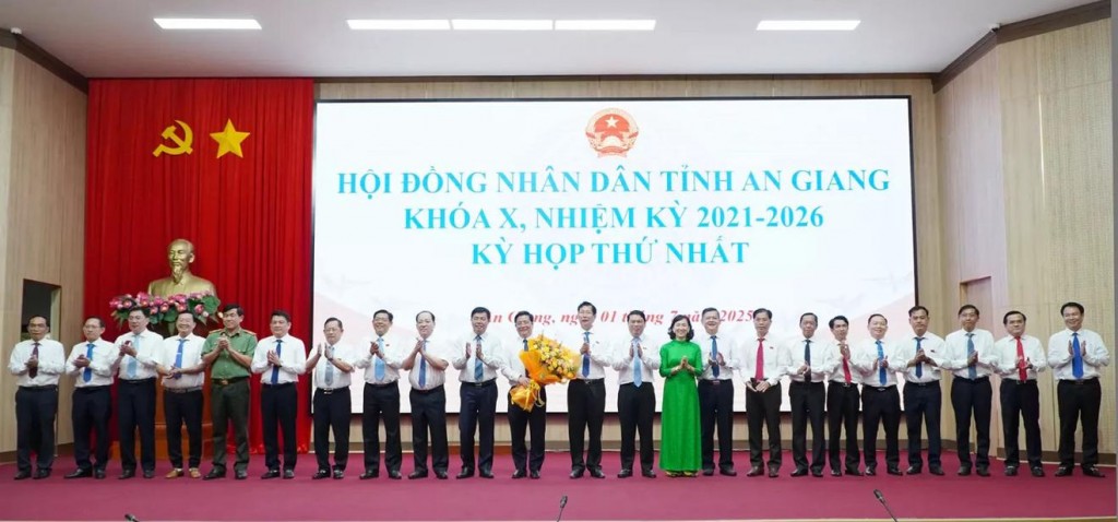 Bí thư Tỉnh ủy An Giang Nguyễn Tiến Hải tặng hoa chúc mừng thành viên UBND tỉnh An Giang