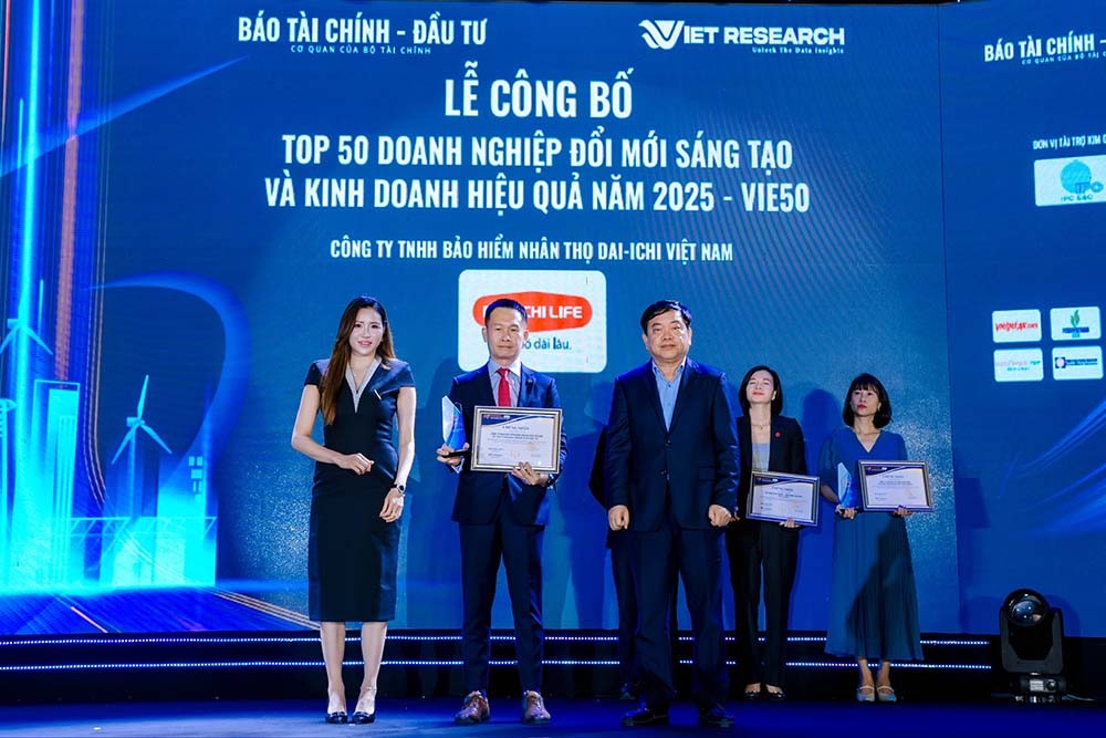 Dai-ichi Life Việt Nam vinh dự nhận liên tiếp ba giải thưởng uy tín tại Diễn đàn Vietnam Summit 2025