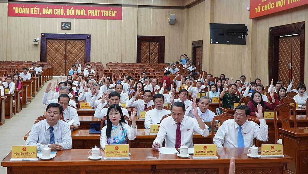 Các Đại biểu biểu quyết tại kỳ họp