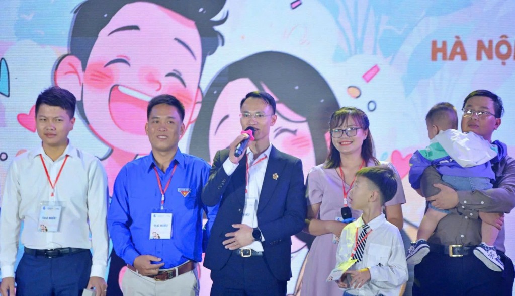 Anh Tùng chia sẻ tại chương trình tuyên dương Gia đình trẻ tiêu biểu