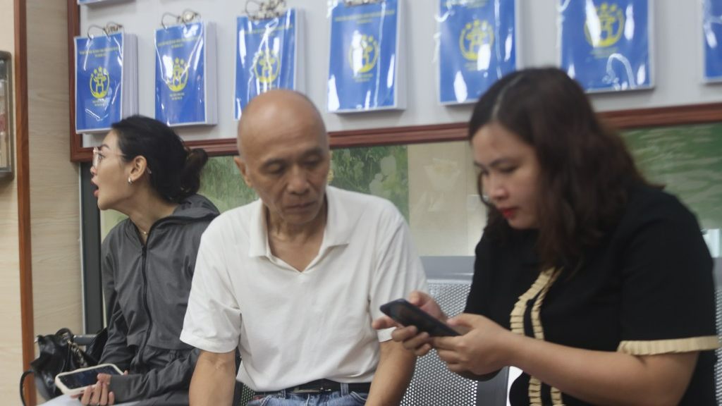 Người dân được hướng dẫn tỉ mỉ để thực hiện thủ tục hành chính 