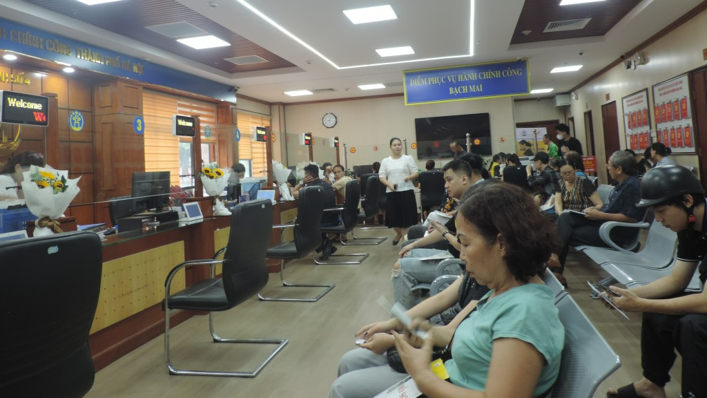 Nhiều người dân đến làm thủ tục hành chính 