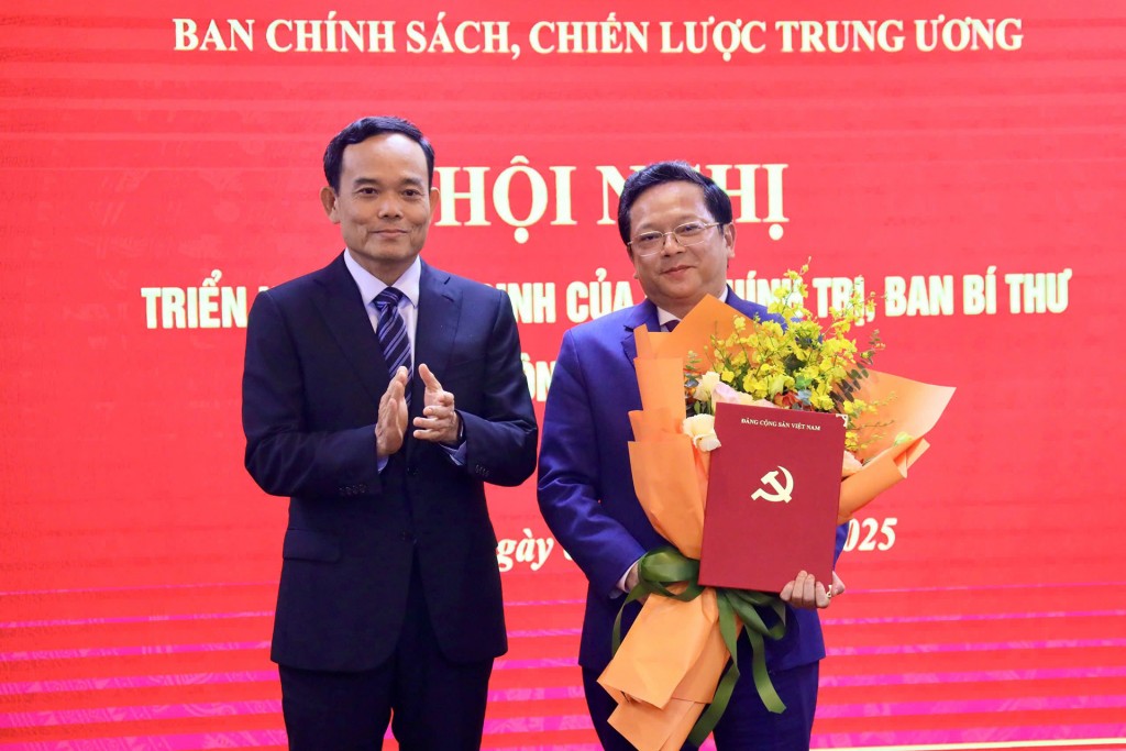 Trưởng Ban trao Quyết định cho đồng chí Nguyễn Anh Tuấn và ông Nguyễn Đức Hiển