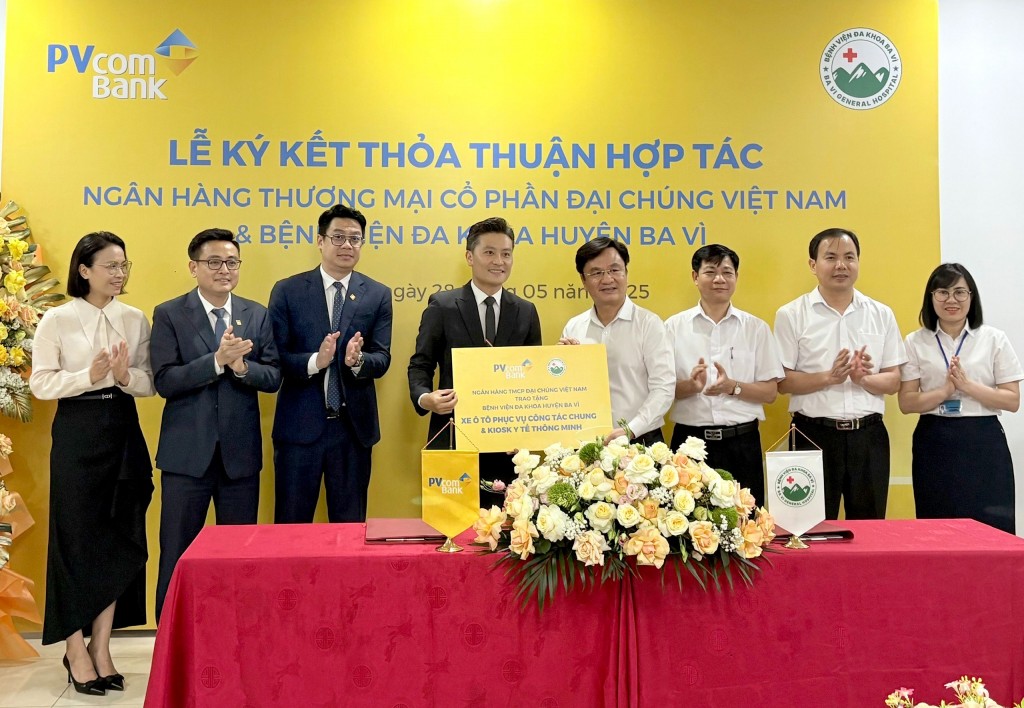 PVcomBank tài trợ xe ô tô phục vụ công tác chung và Kiosk y tế thông minh cho bệnh viện