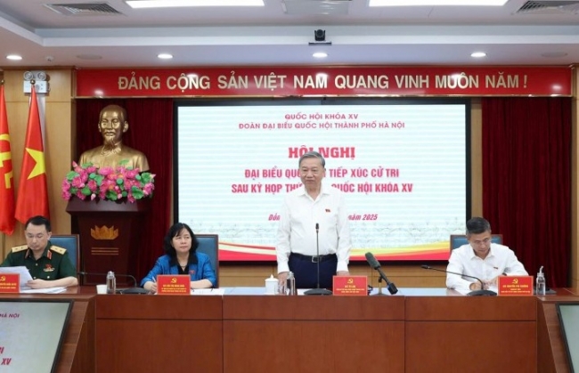 Cán bộ phải đặt mình trong niềm phấn khởi chung của Nhân dân