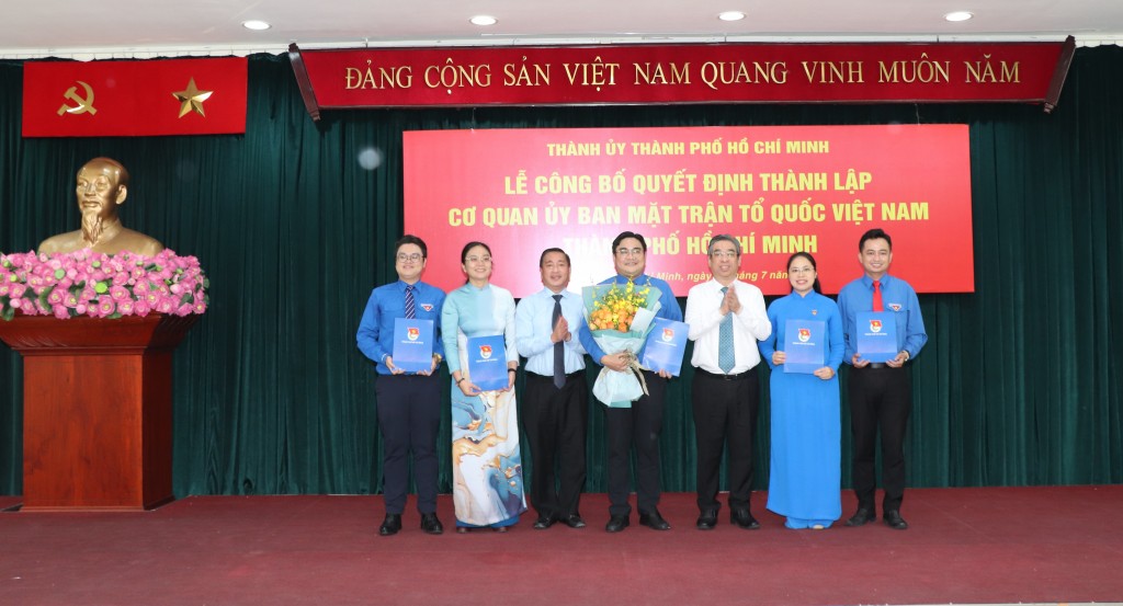 Trao quyết định thành lập Đoàn TNCS Hồ Chí Minh TP Hồ Chí Minh