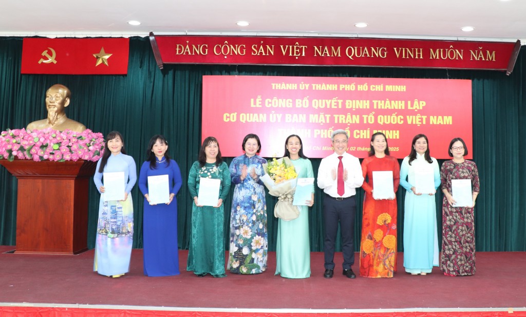 Trao quyết định thành lập Đoàn TNCS Hồ Chí Minh TP Hồ Chí Minh