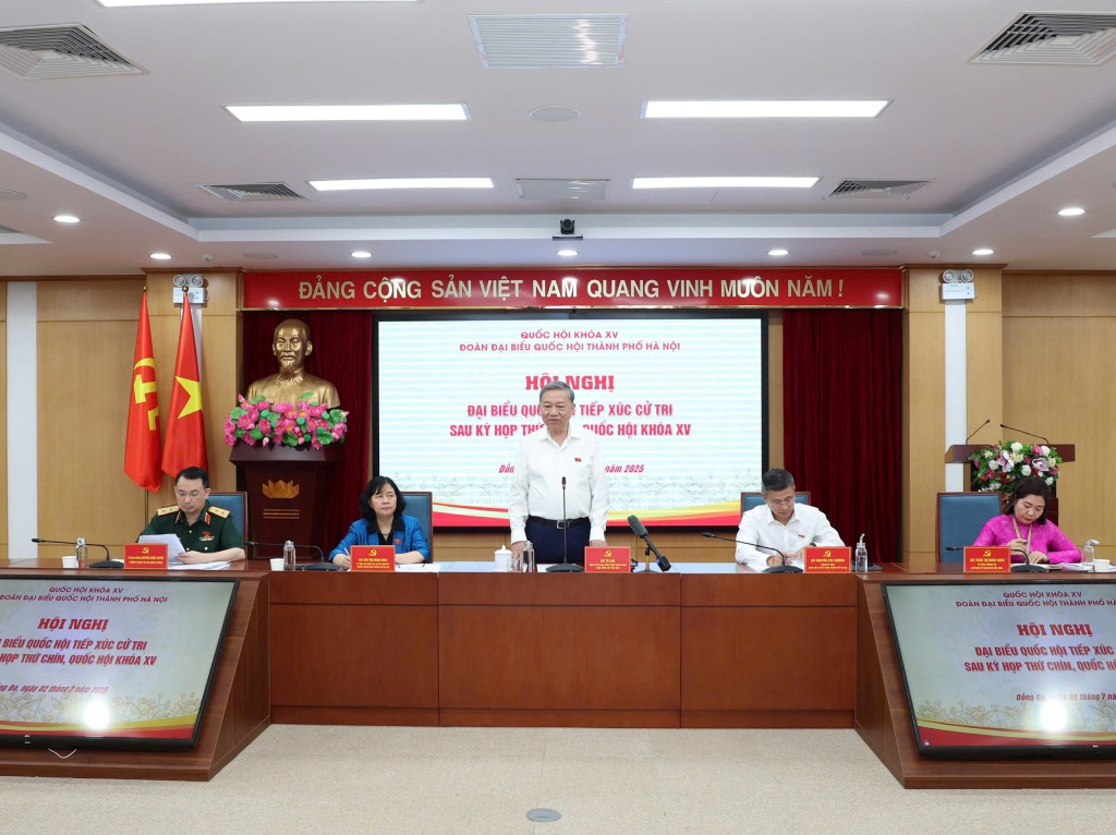 Cán bộ phải đặt mình trong niềm phấn khởi chung của Nhân dân