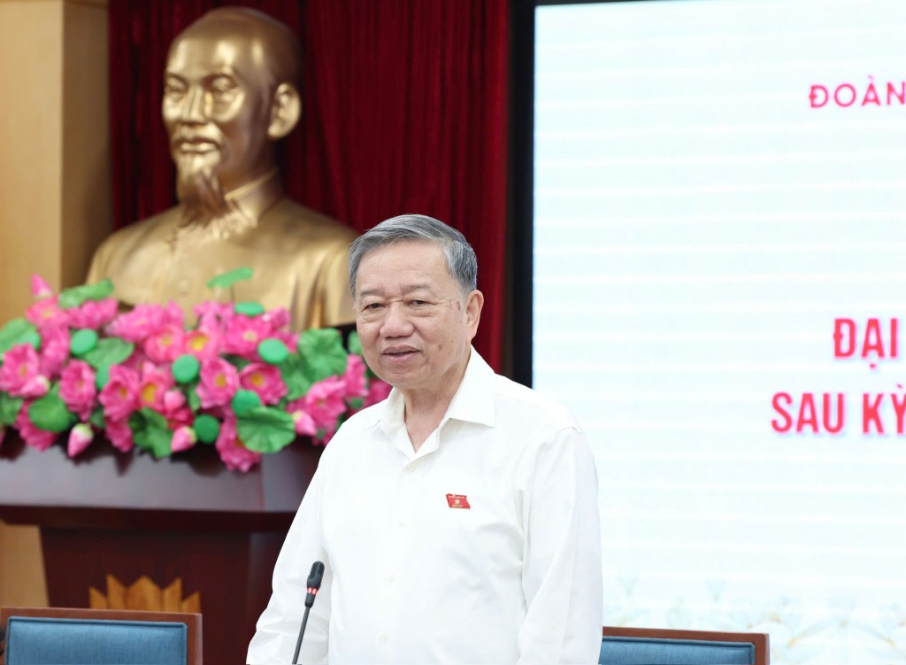 Cán bộ phải đặt mình trong niềm phấn khởi chung của Nhân dân