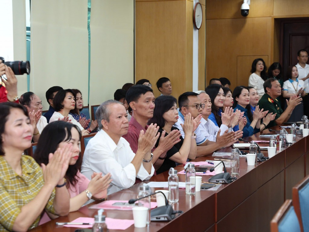 Cán bộ phải đặt mình trong niềm phấn khởi chung của Nhân dân