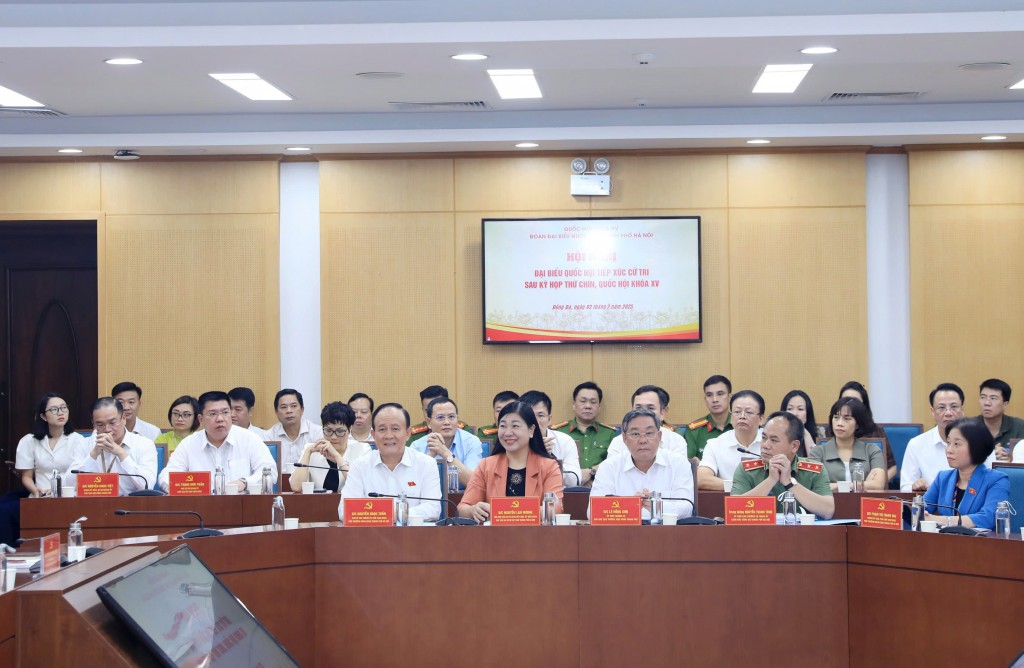 Cán bộ phải đặt mình trong niềm phấn khởi chung của Nhân dân