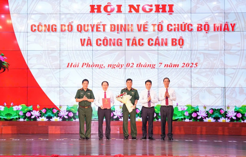 Lãnh đạo TP Hải Phòng trao quyết định cho Bí thư Đảng ủy Đảng bộ Quân sự thành phố Lê Tiến Châu - Ảnh: CLB Báo chí Hải Phòng