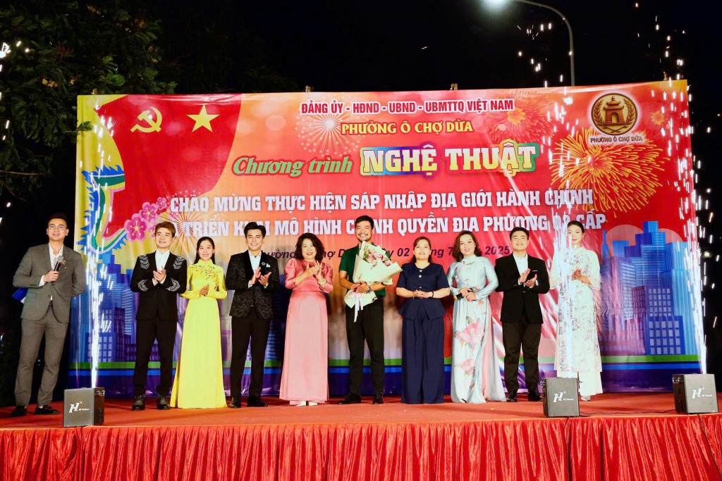 Lãnh đạo phường Ô Chợ Dừa (Hà Nội) tặng hoa cảm ơn các nghệ sĩ thực hiện chương trình