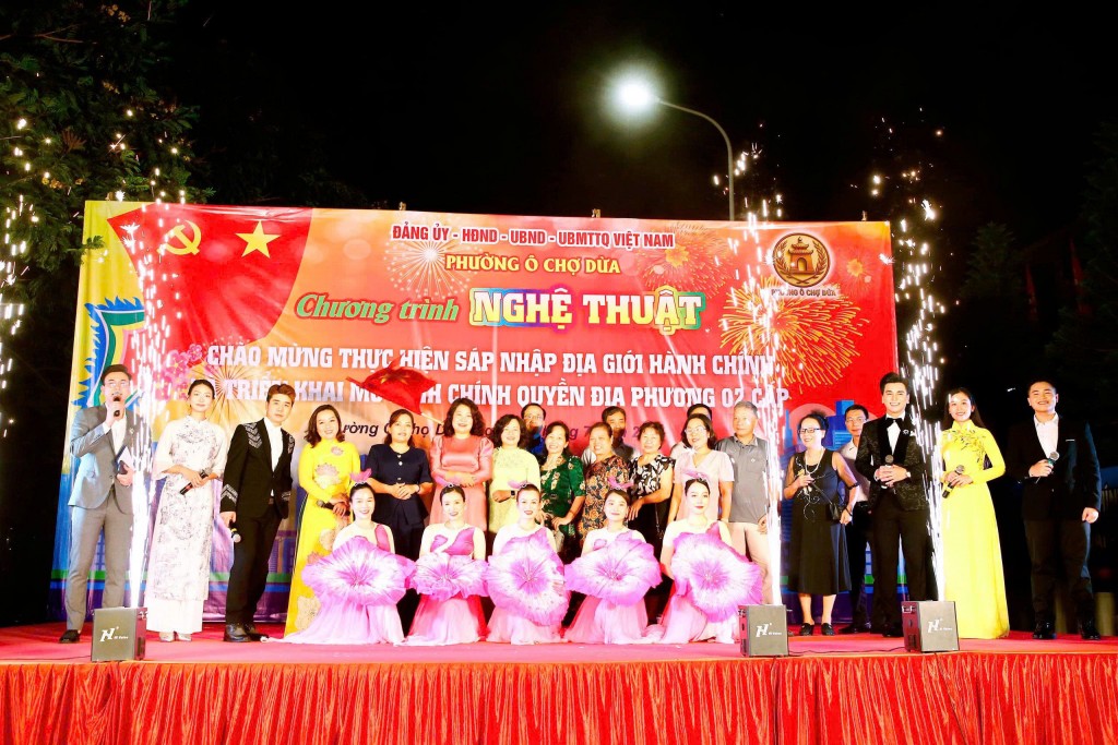 Tưng bừng chương trình nghệ thuật mừng chính quyền 2 cấp