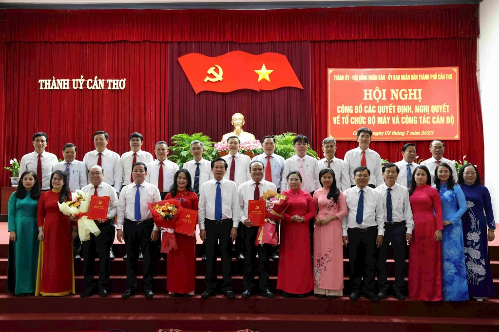 Lãnh đạo TP. Cần Thơ chụp ảnh lưu niệm cùng các tân lãnh đạo các sở, ban, ngành (Ảnh: Vũ Châu)