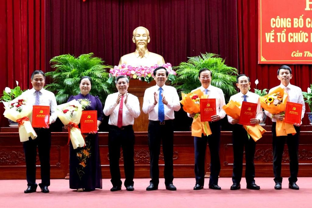 Lãnh đạo TP. Cần Thơ công bố quyết định bổ nhiệm lãnh đạo các sở, ngành (Ảnh: Vũ Châu)