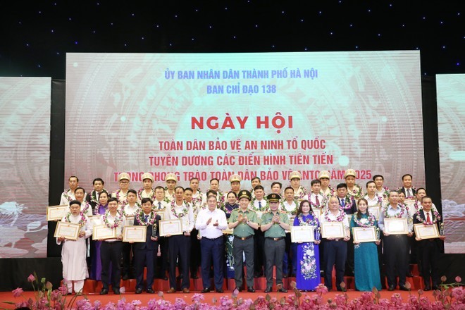  trao Giấy chứng nhận, biểu trưng và hoa cho 39 gương điển hình tiên tiến trong phong trào toàn dân bảo vệ ANTQ