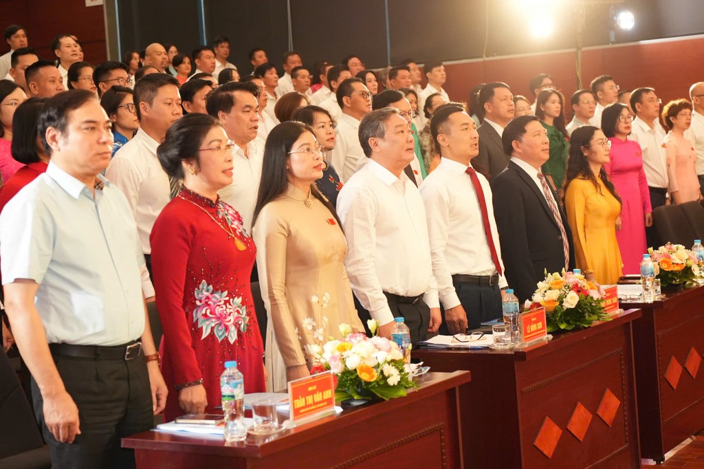 Các đại biểu thực hiện nghi lễ chào cờ