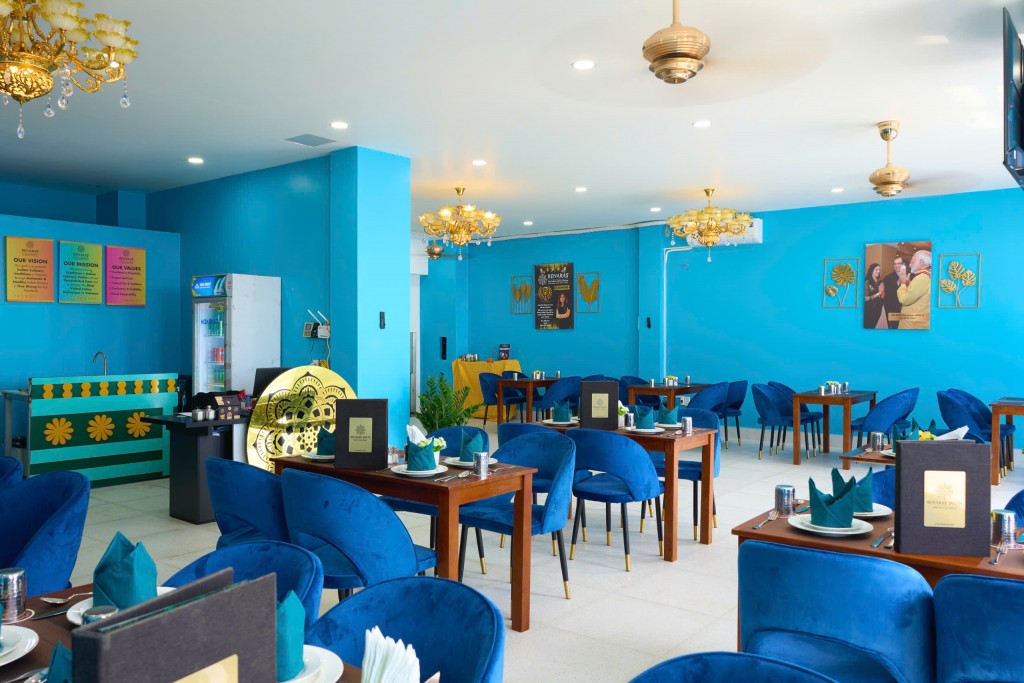 Không gian ấm cúng và thân thiện của nhà hàng được thiết kế tỉ mỉ, tạo nên một khung cảnh lý tưởng để thực khách có thể thả mình và thưởng thức trọn vẹn hương vị đặc sắc của ẩm thực Ấn Độ.