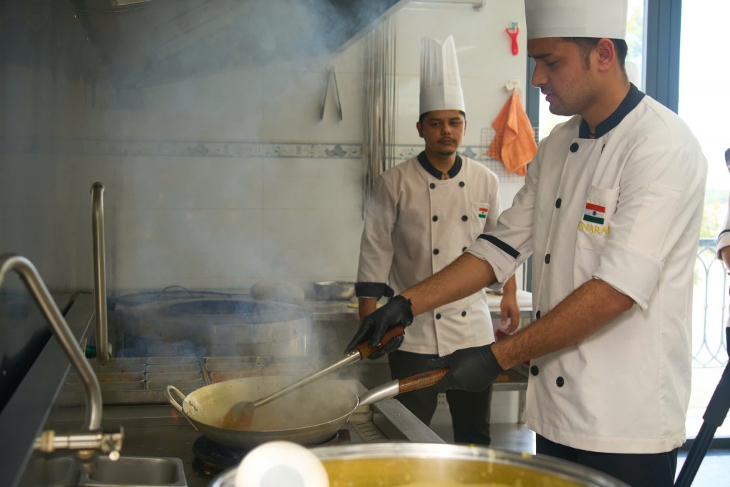 Dưới bàn tay tài hoa của đội ngũ đầu bếp, đặc biệt là các chuyên gia cà ri và tandoor đến từ Ấn Độ, mỗi món ăn tại đây đều mang trọn vẹn hương vị truyền thống của xứ sở.