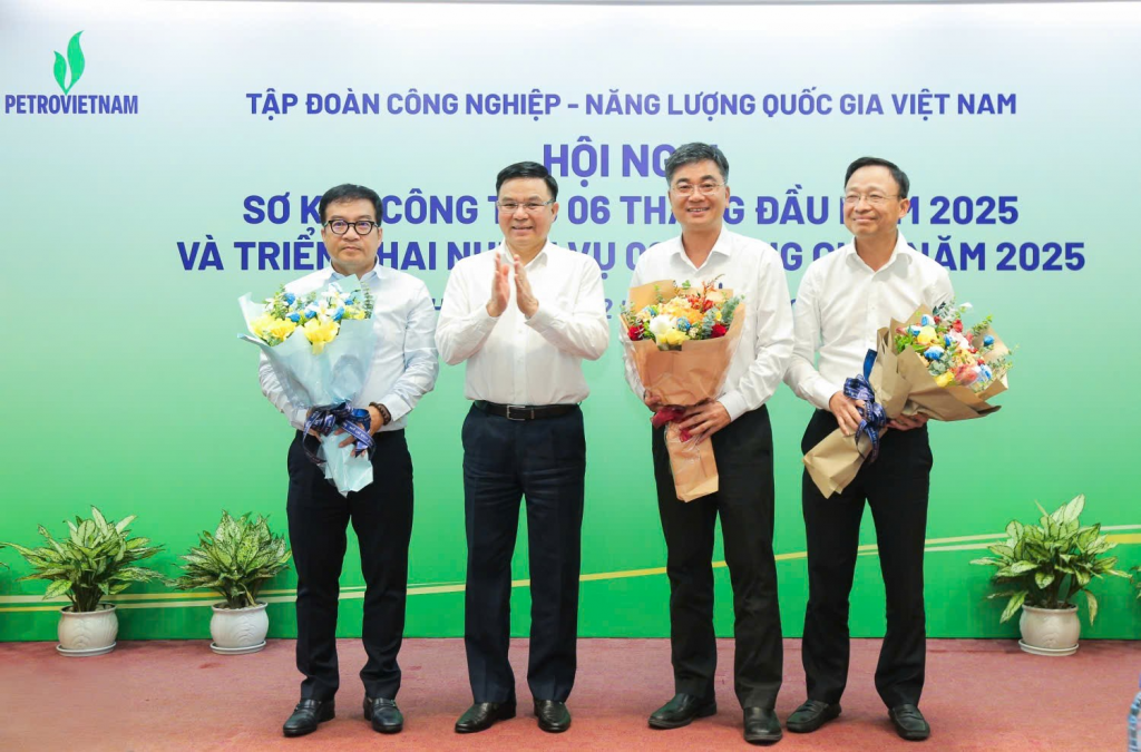 BSR vinh dự được Tập đoàn Công nghiệp - Năng lượng quốc gia Việt Nam vinh danh là một trong ba đơn vị của Tập đoàn hoàn thành toàn diện kế hoạch quản trị 6 tháng đầu năm về sản lượng sản xuất và các chỉ tiêu tài chính