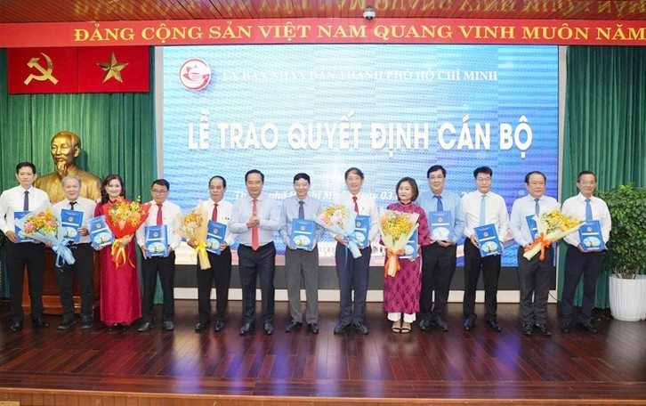 Chủ tịch UBND TP.HCM Nguyễn Văn Được trao quyết định bổ nhiệm lãnh đạo 10 cơ quan báo chí - Ảnh: T.V