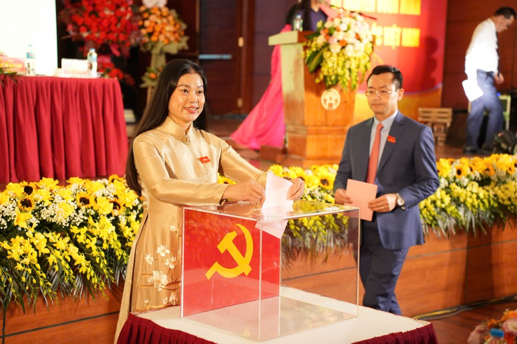 Các đại biểu tiến hành bỏ phiếu bầu 