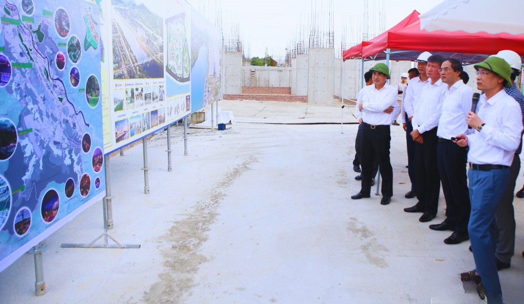 Các đồng chí lãnh đạo tỉnh kiểm tra dự án nhà ở xã hội tại phường Lao Cai