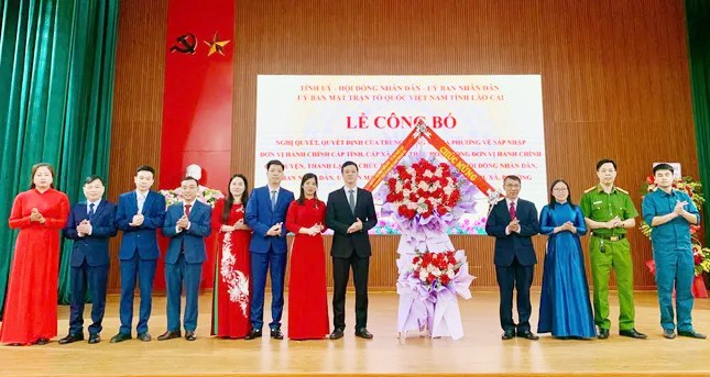 Chị Giàng Thị Mai - Bí thư Tỉnh Đoàn Lào Cai (thứ 3 từ phải sang) được chỉ định giữ chức Phó Bí thư Thường trực Đảng uỷ xã Cốc San.