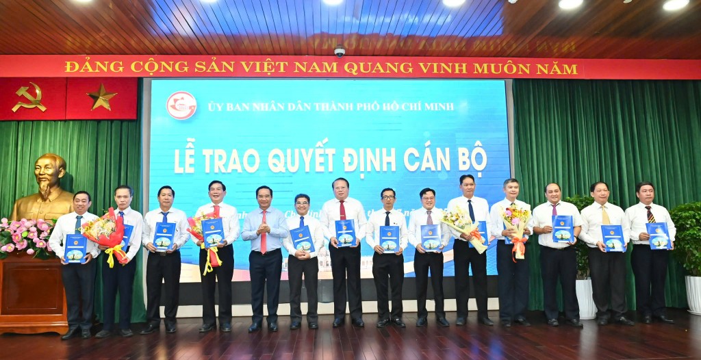 Đồng chí Nguyễn Văn Được trao quyết định đến các cá nhân (ảnh: Việt Dũng)